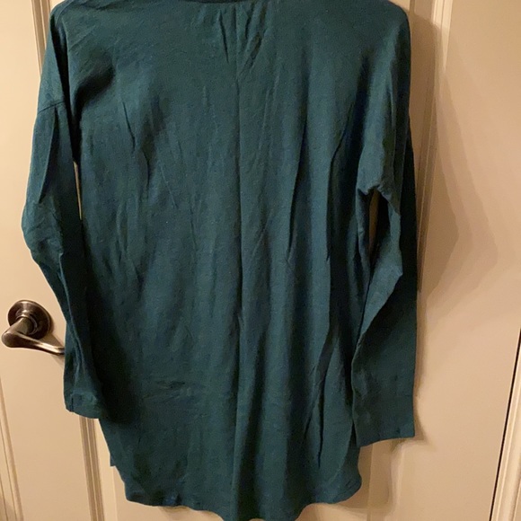 LIKE NEW Victoria’s Secret long-sleeved gold heart soft sleep shirt in green - Picture 4 of 4